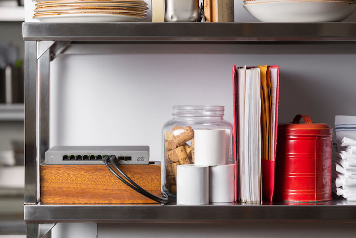 Der Port Switch mit 8 Zug&auml;ngen in einem Regal